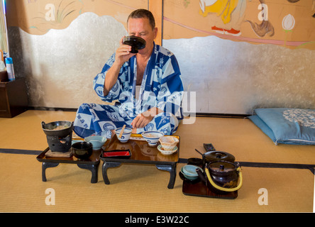 Uomo europeo mangiare Shojin Ryori al Ryokan, Koyasan, Giappone Foto Stock