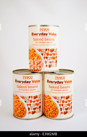 Tre teglie di Tesco valore quotidiano fagioli in salsa di pomodoro Foto Stock