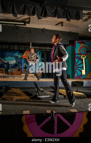 Una scuola di dramma insegnante dirige uno studente membro del cast durante le prove di Gilbert & Sullivan's 'Pirati di Penzance' a San Clemente, CA. Nota scenario in background. Foto Stock