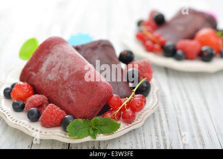 In casa berry Gelato con frutti di bosco freschi sulla piastra Foto Stock