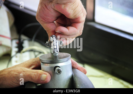 Gioielliere conia decorazioni di argento in officina di Toledo Foto Stock