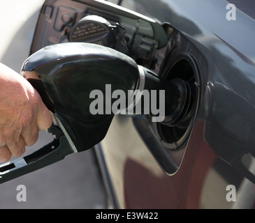 Benzina di riempimento della pompa Foto Stock