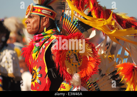 SCOTTSDALE, AZ - 3 novembre: Native American ballerini partecipare all'annuale Montagna Rossa Eagle Pow-wow Foto Stock