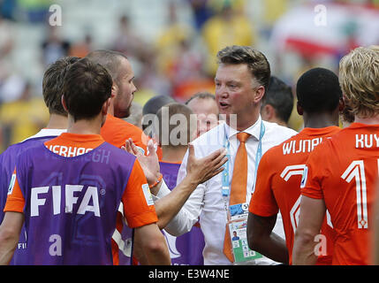 Fortaleza Brasile. Il 29 giugno, 2014. Paesi Bassi il pullman Louis van Gaal (C) celebra la vittoria dopo un giro di 16 corrispondenza tra i Paesi Bassi e il Messico di 2014 FIFA World Cup al Estadio Castelao Stadium di Fortaleza, Brasile, il 29 giugno 2014. Paesi Bassi ha vinto 2-1 sul Messico e qualificata per i quarti di finale di domenica. Credito: Zhou Lei/Xinhua/Alamy Live News Foto Stock