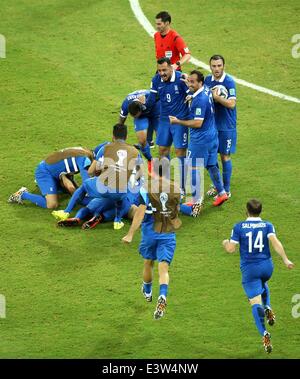 (140629) -- Recife, 29 giugno 2014 (Xinhua) -- Grecia i giocatori di celebrare l'obiettivo durante un turno di 16 match tra Costa Rica e Grecia del 2014 FIFA World Cup presso l'Arena Pernambuco allo Stadio di Recife, Brasile, il 29 giugno 2014.(Xinhua/Cao può)(rh) Foto Stock