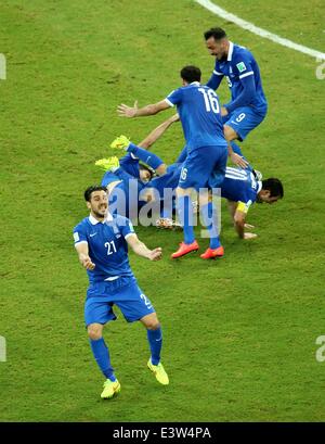 (140629) -- Recife, 29 giugno 2014 (Xinhua) -- Grecia i giocatori di celebrare l'obiettivo durante un turno di 16 match tra Costa Rica e Grecia del 2014 FIFA World Cup presso l'Arena Pernambuco allo Stadio di Recife, Brasile, il 29 giugno 2014.(Xinhua/Cao può)(rh) Foto Stock