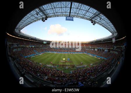 (140629) -- Recife, 29 giugno 2014 (Xinhua) -- i ventilatori di attendere per un giro di 16 match tra Costa Rica e Grecia del 2014 FIFA World Cup presso l'Arena Pernambuco allo Stadio di Recife, Brasile, il 29 giugno 2014.(Xinhua/Cao può)(rh) Foto Stock