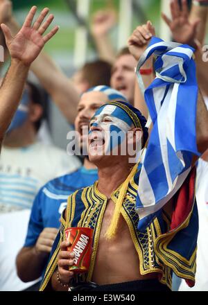 (140629) -- Recife, 29 giugno 2014 (Xinhua) -- la Grecia tifosi pongono prima di un giro di 16 match tra Costa Rica e Grecia del 2014 FIFA World Cup presso l'Arena Pernambuco allo Stadio di Recife, Brasile, il 29 giugno 2014.(Xinhua/Guo Yong)(rh) Foto Stock