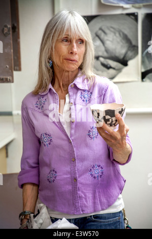 Un high school insegnante in ceramica a San Clemente, CA, mostra i suoi studenti un esempio di qualità della lavorazione, una ciotola di argilla. Foto Stock