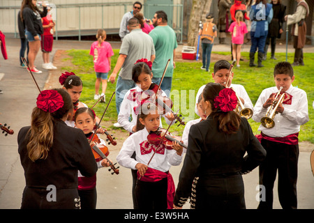 Un costume mariachi banda di giovani pratiche loro chitarre e trombe prima di eseguire sul il giorno dell indipendenza messicana in San Juan Capistrano, CA. Foto Stock