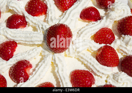 Dettaglio di una torta con crema e fragole Foto Stock