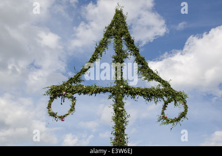 In alto di una svedese midsummer pole al cielo blu con nuvole bianche Foto Stock