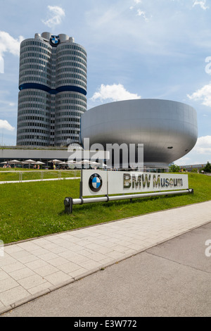 Il BMW Welt o BMW World con il museo BMW e la sede della BMW a Monaco di Baviera, Baviera, Baviera, Germania, Europa Foto Stock