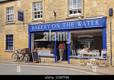 Negozio di pane nel villaggio, Bourton sull'acqua, Gloucestershire, Inghilterra, Regno Unito, Europa occidentale. Foto Stock