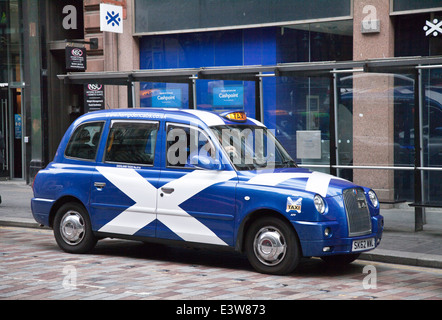 Blue & Taxi bianco in Glasgow con la livrea della Scottish bandiera nazionale. Una si intraversa o Saint Andrew's Cross, una croce bianca su sfondo blu. Foto Stock