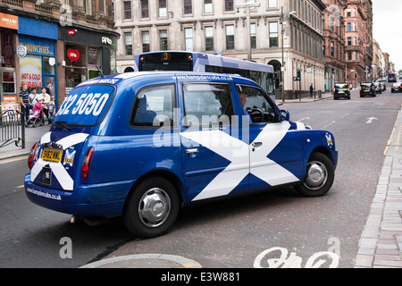 Blue & Taxi bianco in Glasgow con la livrea della Scottish bandiera nazionale. Una si intraversa o Saint Andrew's Cross, una croce bianca su sfondo blu. Foto Stock