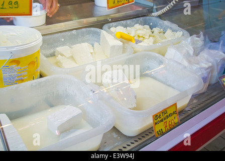 Il formaggio Feta, Kentriki Agora il mercato centrale hal, il centro di Atene, in Grecia, in Europa Foto Stock