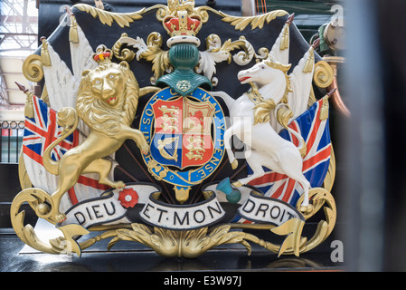 Lion e unicorn su araldico inglese stemma su un antico treno a vapore in Windsor Foto Stock