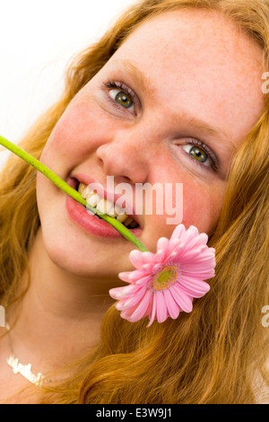 Viso della ragazza olandese con fiore rosa Foto Stock