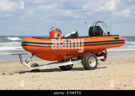 Barca per i servizi di emergenza del rimorchio sulla spiaggia Foto Stock