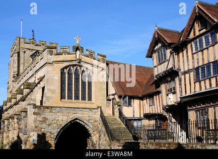 Vista del Lord Leycester Hospital e St James cappella lungo High Street, Warwick, Warwickshire, Inghilterra, Regno Unito, Europa occidentale. Foto Stock