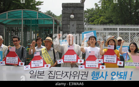 Seoul, Corea del Sud. Il 30 giugno, 2014. Le persone che frequentano una protesta contro il governo giapponese è un tentativo di esercitare i diritti collettivi di autodifesa di fronte al Ministero della Difesa di Seoul, Corea del Sud, il 30 giugno 2014. © Yao Qiling/Xinhua/Alamy Live News Foto Stock