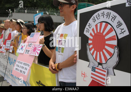 Seoul, Corea del Sud. Il 30 giugno, 2014. Le persone che frequentano una protesta contro il governo giapponese è un tentativo di esercitare i diritti collettivi di autodifesa di fronte al Ministero della Difesa di Seoul, Corea del Sud, il 30 giugno 2014. © Yao Qiling/Xinhua/Alamy Live News Foto Stock