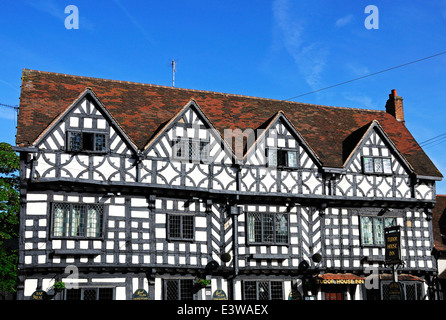 Il Tudor House Inn lungo la West Street, Warwick, Warwickshire, Inghilterra, Regno Unito, Europa occidentale. Foto Stock