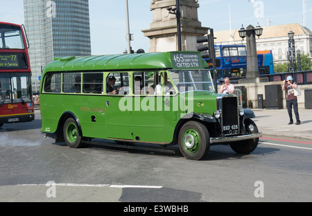Un recentemente restaurato Leyland Cub dal 1935 prende parte al 2014 anno della parata di autobus di Londra Foto Stock