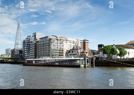 Vista dal fiume Tamigi. Nel tardo pomeriggio sole illumina la skyline di Londra. La Shard è il grattacielo più alto in Western Euro Foto Stock