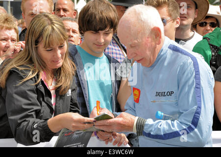 John Surtees firma autografi al Festival di Goodwood di velocità. Il leggendario Formula 1 Grand Prix racing driver Foto Stock