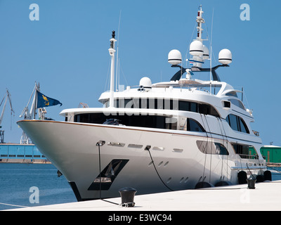 Moderno yacht ancorati nel porto Foto Stock