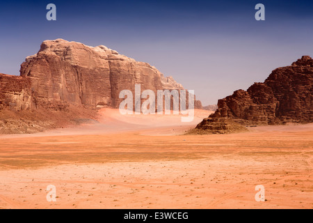 Giordania, Wadi Rum, vista in elevazione del deserto giordano Foto Stock