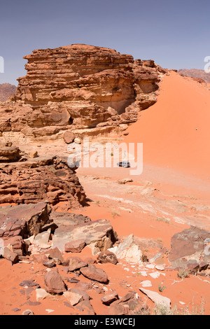 Giordania, Wadi Rum, turistico su 4wd safari tra le dune di sabbia rossa Foto Stock