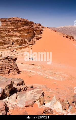 Giordania, Wadi Rum, turistico su 4wd safari tra le dune di sabbia rossa Foto Stock