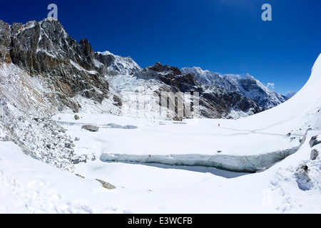 Trekker TRAVERSATA GHIACCIAIO sul vertice di Cho La Pass, Solukhumbu quartiere, Sagarmatha NP, Nepal Foto Stock