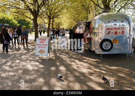 La gente in coda in un fast food van su London South Bank. Foto Stock