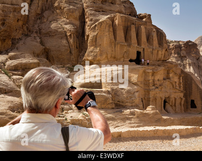 Giordania, Araba, Petra, turistica prendendo foto ricordo della tomba Obeslisk Foto Stock