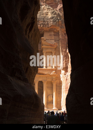 Giordania, Araba, Petra, prima vista del tesoro, Al Khazneh Firaun da Al-Siq canyon di ingresso al sito Foto Stock