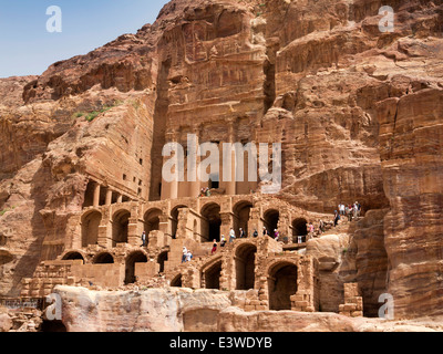 Giordania, Araba, Petra, i turisti a urna del sepolcro e Al Mahkama (tribunale) Foto Stock