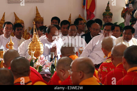 Luoyang, la Cina della Provincia di Henan. Il 30 giugno, 2014. Myanmar Presidente U Thein Sein partecipa alla cerimonia di inaugurazione di un Myanmar in stile sala del Buddha nel Cavallo Bianco monastero in Luoyang, centrale cinese della Provincia di Henan, 30 giugno 2014. Il Buddha hall è stato costruito da donazione provenienti dal Myanmar. © Pan Xu/Xinhua/Alamy Live News Foto Stock