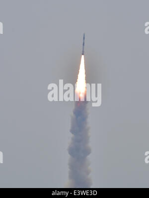 Sriharikota, India. Il 30 giugno, 2014. Il satellite polare di veicoli di lancio C-23 rocket solleva dalla costa est isola di Sriharikota, India, 30 giugno 2014. Indian Space Research Organization (ISRO) lunedì ha lanciato con successo il satellite polare di veicoli di lancio C-23 razzo al 9:52 a.m. ora locale con cinque satelliti stranieri da Satish Dhawan Space Center di Sriharikota del sud lo stato indiano di Andhra Pradesh. Credito: Stringer/Xinhua/Alamy Live News Foto Stock