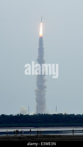 Sriharikota, India. Il 30 giugno, 2014. Il satellite polare di veicoli di lancio C-23 rocket solleva dalla costa est isola di Sriharikota, India, 30 giugno 2014. Indian Space Research Organization (ISRO) lunedì ha lanciato con successo il satellite polare di veicoli di lancio C-23 razzo al 9:52 a.m. ora locale con cinque satelliti stranieri da Satish Dhawan Space Center di Sriharikota del sud lo stato indiano di Andhra Pradesh. Credito: Stringer/Xinhua/Alamy Live News Foto Stock