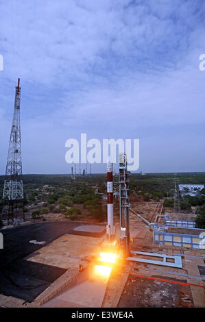 Sriharikota, India. Il 30 giugno, 2014. Il satellite polare di veicoli di lancio C-23 rocket solleva dalla costa est isola di Sriharikota, India, 30 giugno 2014. Indian Space Research Organization (ISRO) lunedì ha lanciato con successo il satellite polare di veicoli di lancio C-23 razzo al 9:52 a.m. ora locale con cinque satelliti stranieri da Satish Dhawan Space Center di Sriharikota del sud lo stato indiano di Andhra Pradesh. Credito: Stringer/Xinhua/Alamy Live News Foto Stock