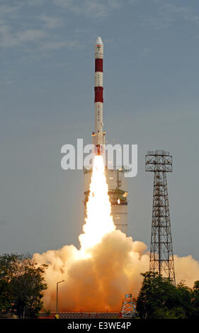 Sriharikota, India. Il 30 giugno, 2014. Il satellite polare di veicoli di lancio C-23 rocket solleva dalla costa est isola di Sriharikota, India, 30 giugno 2014. Indian Space Research Organization (ISRO) lunedì ha lanciato con successo il satellite polare di veicoli di lancio C-23 razzo al 9:52 a.m. ora locale con cinque satelliti stranieri da Satish Dhawan Space Center di Sriharikota del sud lo stato indiano di Andhra Pradesh. Credito: Stringer/Xinhua/Alamy Live News Foto Stock