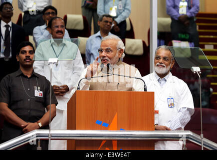 Sriharikota, India. Il 30 giugno, 2014. Primo Ministro indiano Narendra Modi (C) parla dopo il successo del lancio del satellite polare di veicoli di lancio C-23 razzo a Sriharikota, India, 30 giugno 2014. Indian Space Research Organization (ISRO) lunedì ha lanciato con successo il satellite polare di veicoli di lancio C-23 razzo al 9:52 a.m. ora locale con cinque satelliti stranieri da Satish Dhawan Space Center di Sriharikota del sud lo stato indiano di Andhra Pradesh. Credito: Stringer/Xinhua/Alamy Live News Foto Stock