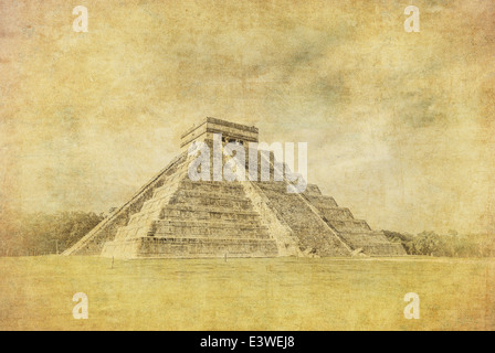 Immagine vintage di El Castillo o tempio di Kukulkan piramide, Chichen Itza, Yucatan, Messico Foto Stock