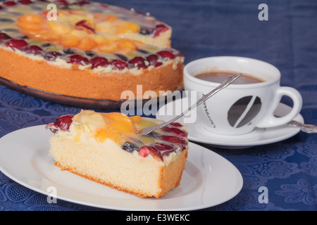 Un pezzo di torta alla frutta con una tazza di caffè Foto Stock