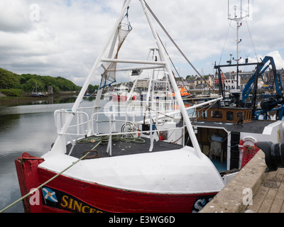 Barche da pesca ormeggiate nel porto importante di Stornoway isola di Lewis Ebridi Esterne Foto Stock