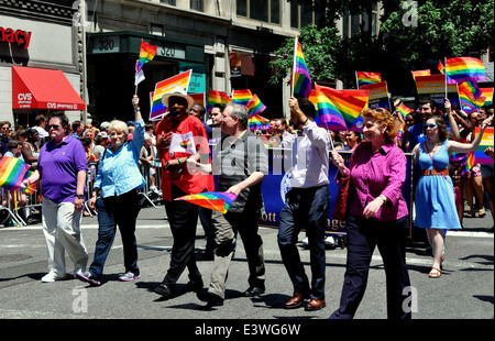 New York: New York City Comptroller Scott Stringer con il suo gruppo al 2014 Gay Pride Parade sulla Quinta Avenue Foto Stock